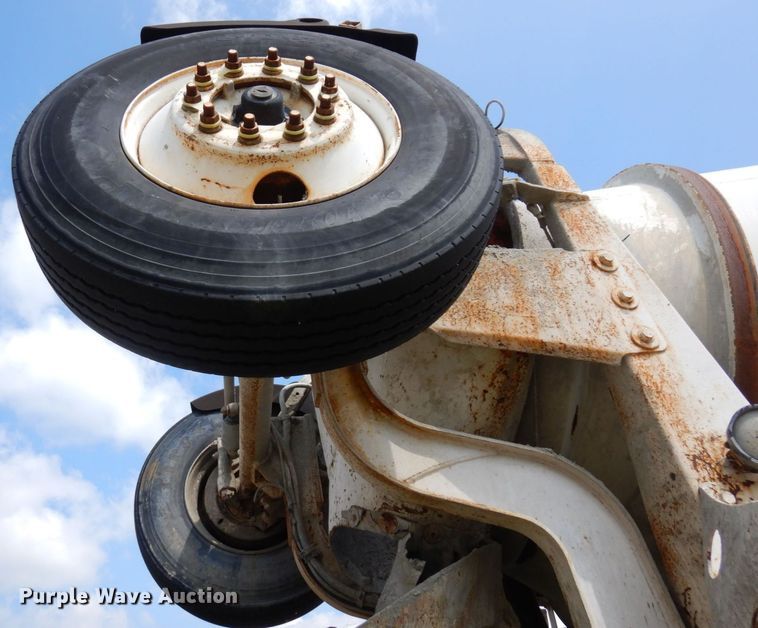 image for item MQ9354 2002 Volvo VHD  ready mix truck