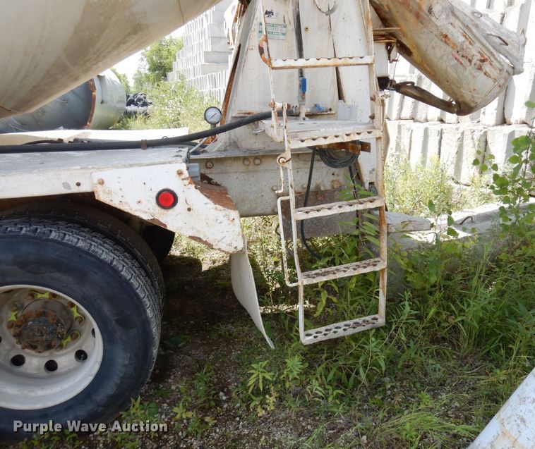 image for item MQ9354 2002 Volvo VHD  ready mix truck