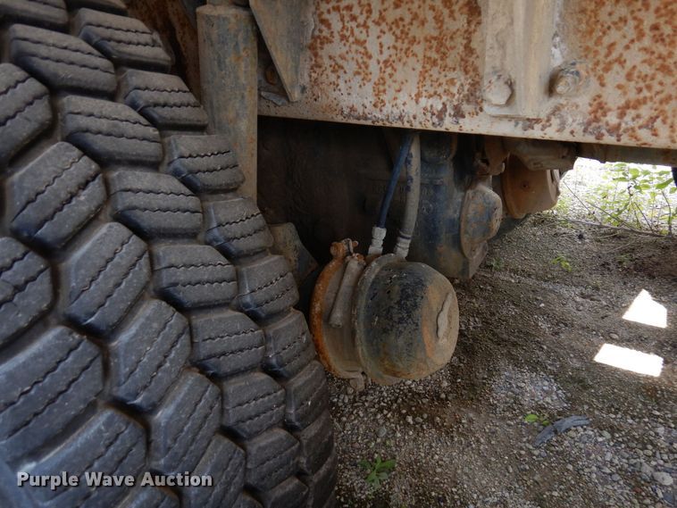 image for item MQ9354 2002 Volvo VHD  ready mix truck