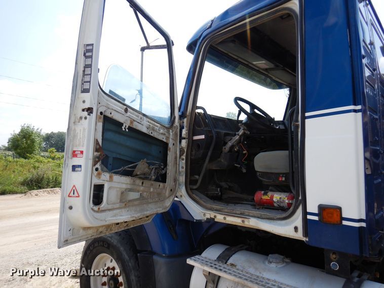 image for item MQ9354 2002 Volvo VHD  ready mix truck