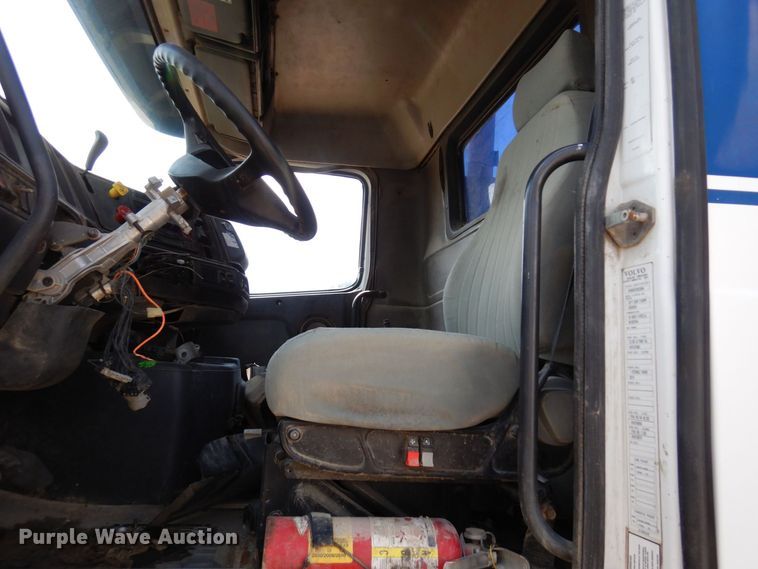 image for item MQ9354 2002 Volvo VHD  ready mix truck