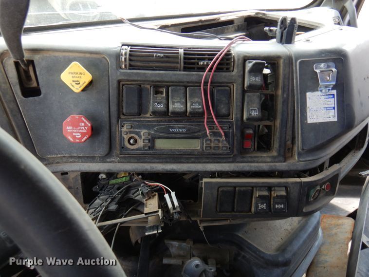 image for item MQ9354 2002 Volvo VHD  ready mix truck