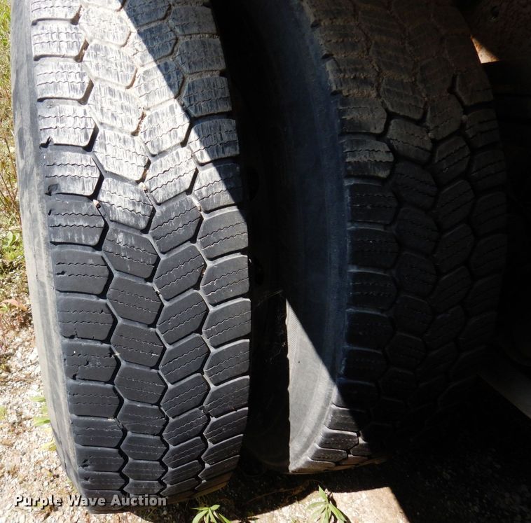 image for item MQ9354 2002 Volvo VHD  ready mix truck