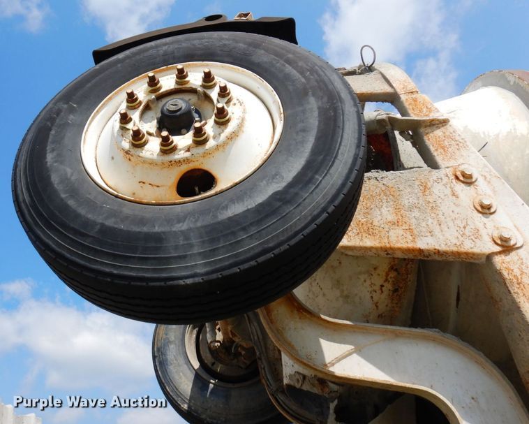 image for item MQ9354 2002 Volvo VHD  ready mix truck