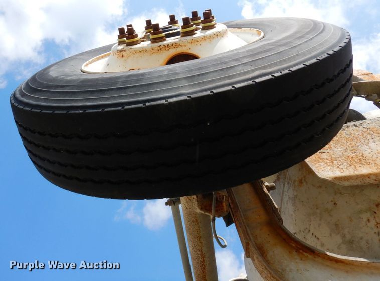 image for item MQ9354 2002 Volvo VHD  ready mix truck