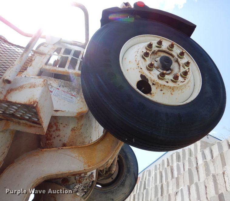 image for item MQ9354 2002 Volvo VHD  ready mix truck