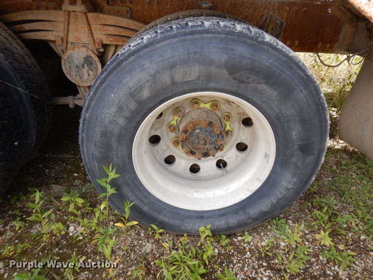 image for item MQ9354 2002 Volvo VHD  ready mix truck