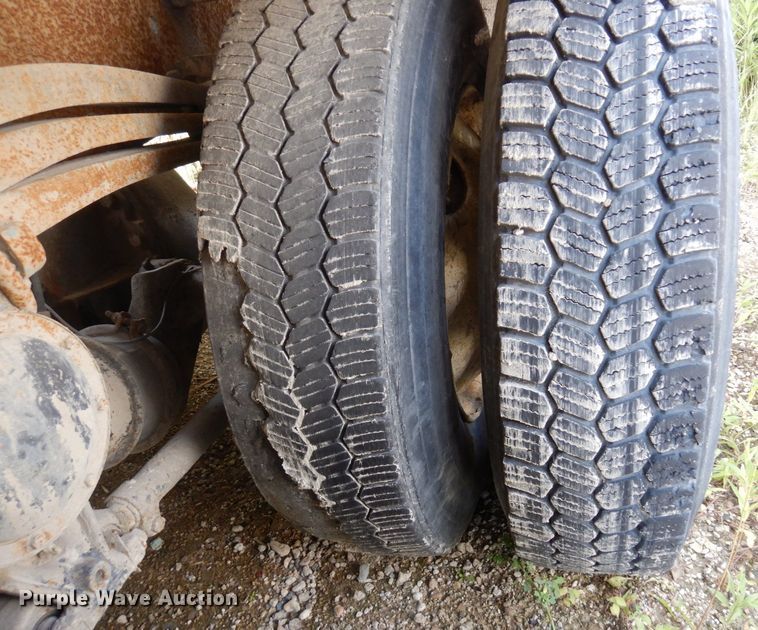 image for item MQ9354 2002 Volvo VHD  ready mix truck