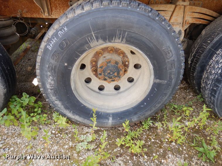 image for item MQ9354 2002 Volvo VHD  ready mix truck