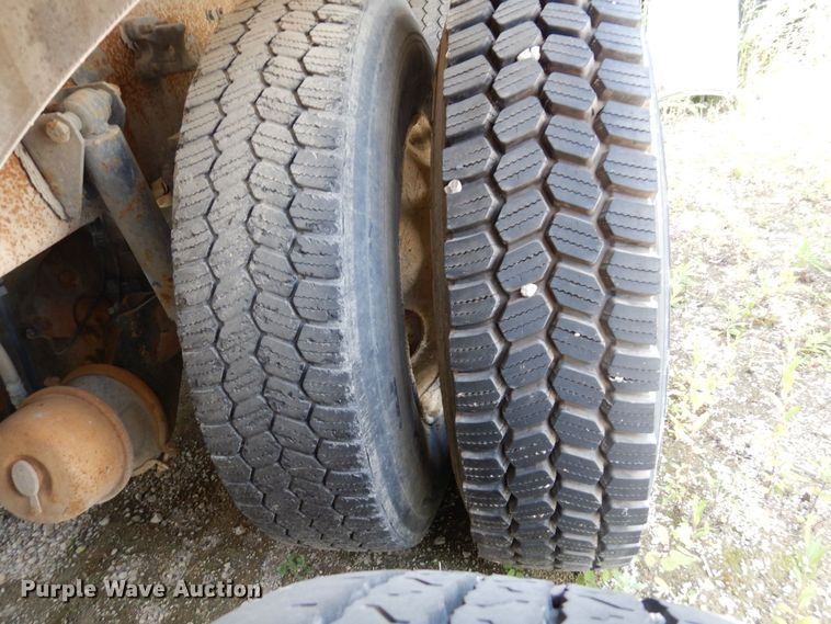 image for item MQ9354 2002 Volvo VHD  ready mix truck