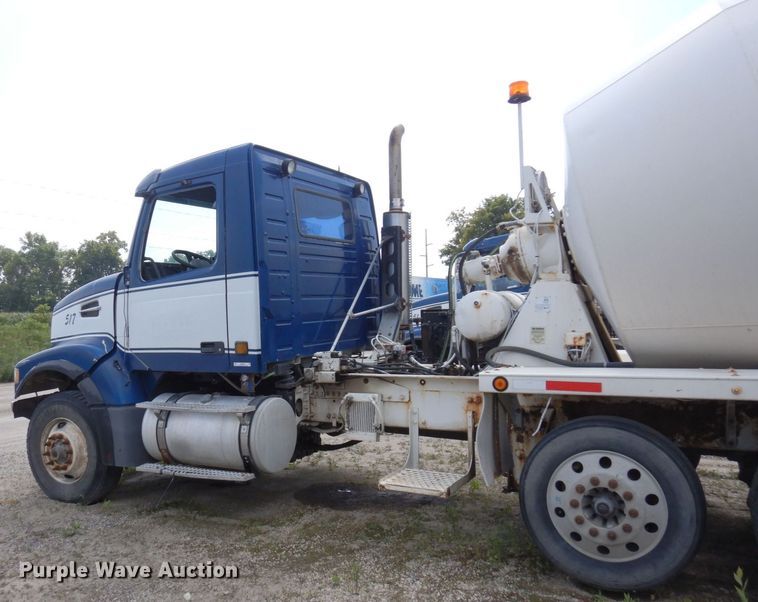 image for item MQ9355 2002 Volvo VHD  ready mix truck