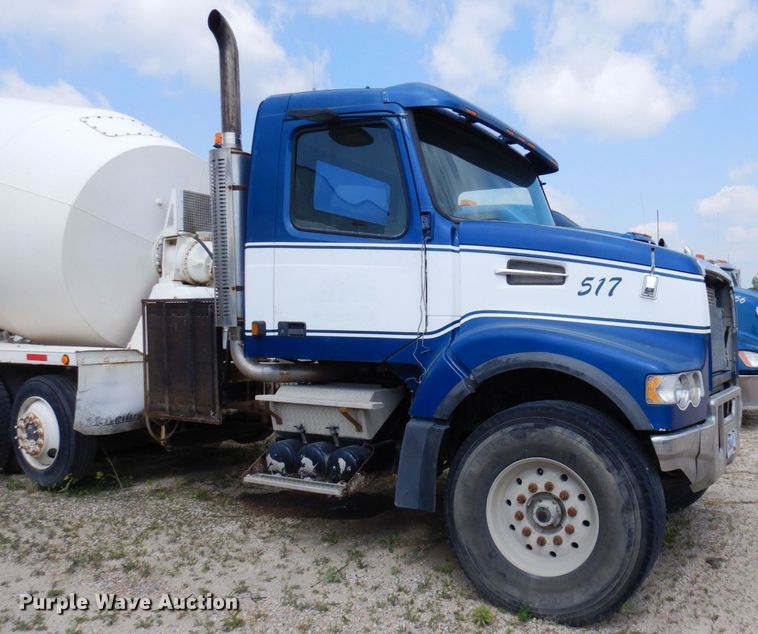 image for item MQ9355 2002 Volvo VHD  ready mix truck