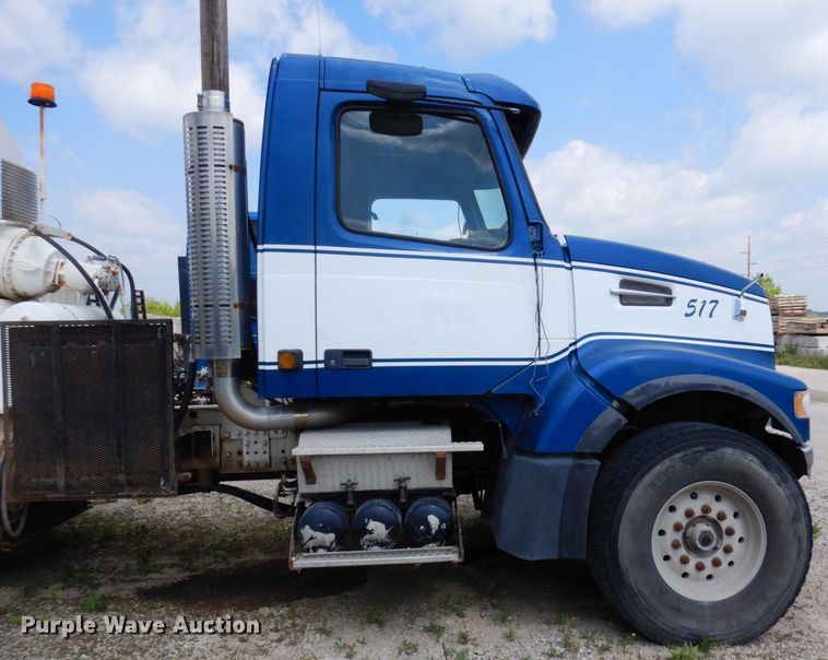 image for item MQ9355 2002 Volvo VHD  ready mix truck