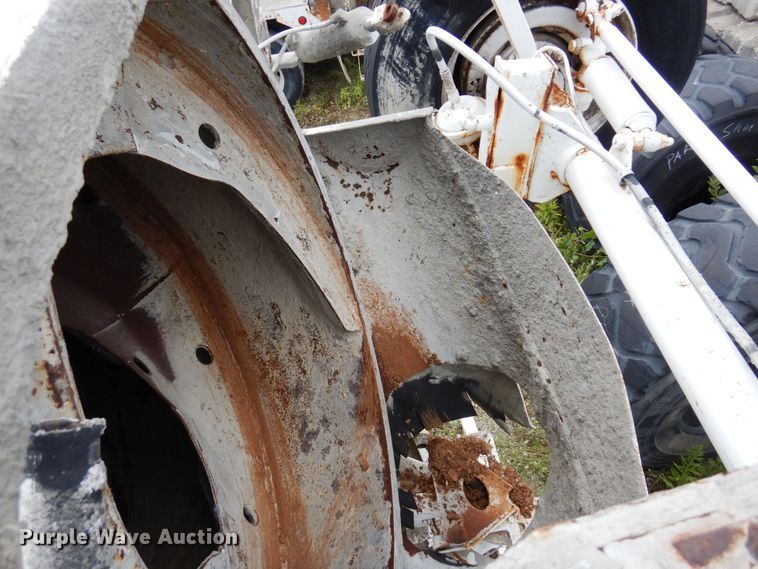 image for item MQ9355 2002 Volvo VHD  ready mix truck