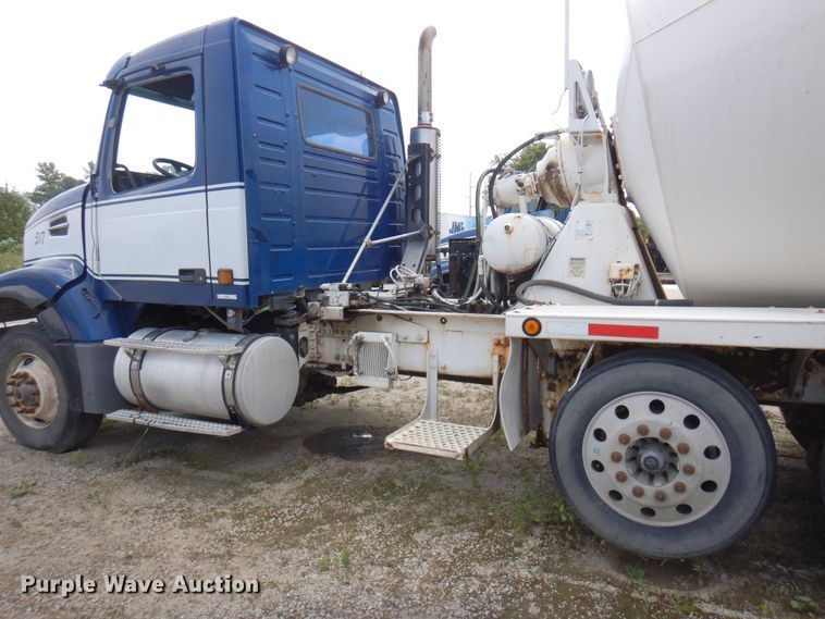 image for item MQ9355 2002 Volvo VHD  ready mix truck