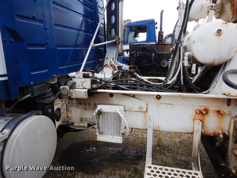 image for item MQ9355 2002 Volvo VHD  ready mix truck