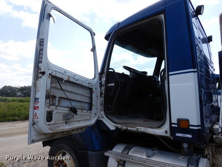 image for item MQ9355 2002 Volvo VHD  ready mix truck