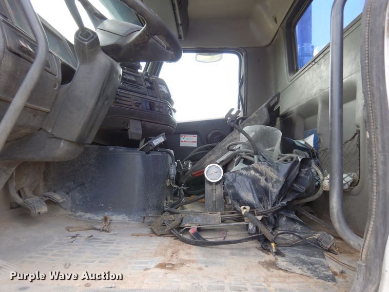 image for item MQ9355 2002 Volvo VHD  ready mix truck