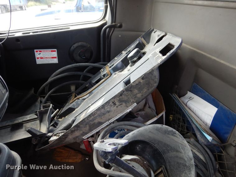 image for item MQ9355 2002 Volvo VHD  ready mix truck