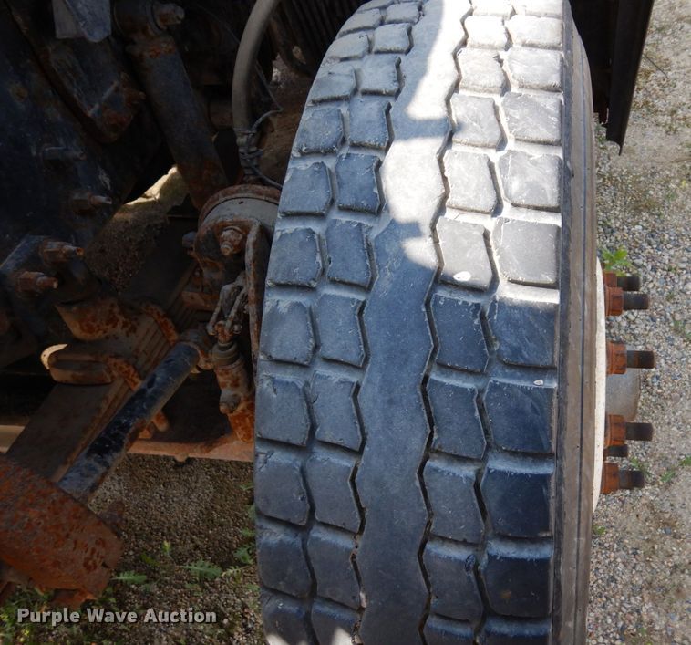 image for item MQ9355 2002 Volvo VHD  ready mix truck