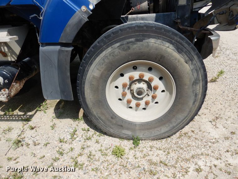 image for item MQ9355 2002 Volvo VHD  ready mix truck