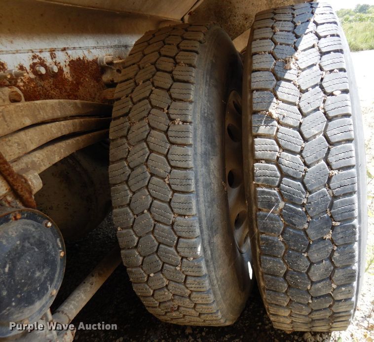 image for item MQ9355 2002 Volvo VHD  ready mix truck