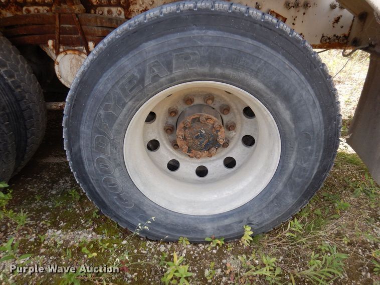 image for item MQ9355 2002 Volvo VHD  ready mix truck