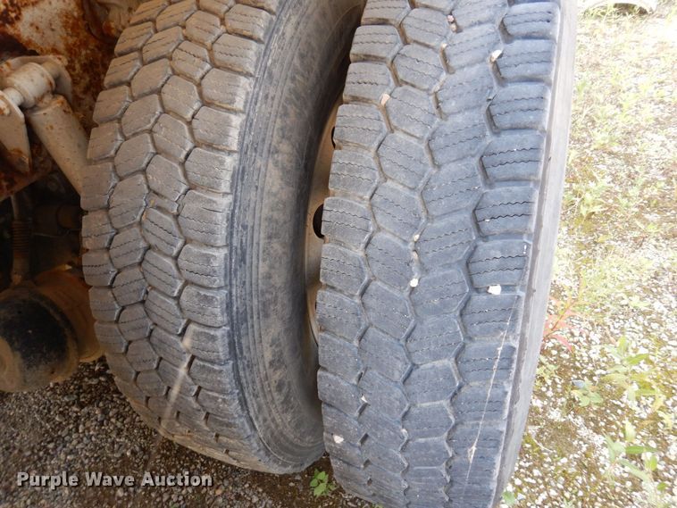 image for item MQ9355 2002 Volvo VHD  ready mix truck