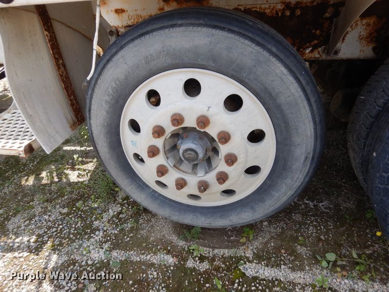 image for item MQ9355 2002 Volvo VHD  ready mix truck