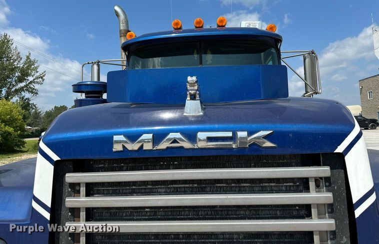 image for item MQ9358 1999 Mack RD690S  ready mix truck