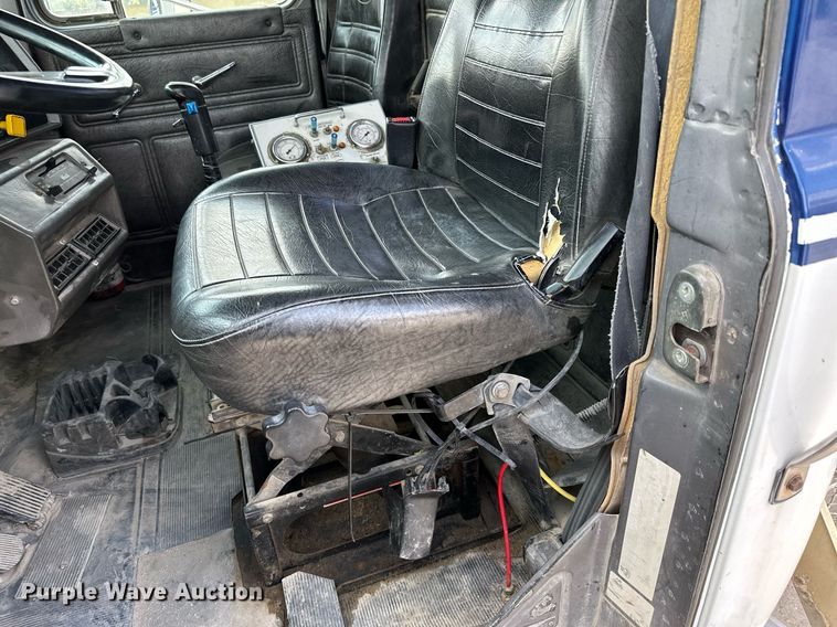 image for item MQ9358 1999 Mack RD690S  ready mix truck