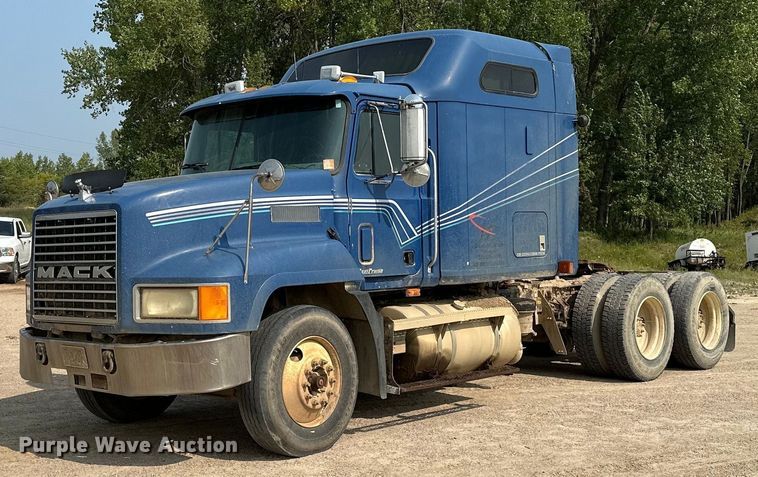 image for item MQ9359 2000 Mack CH613  semi truck