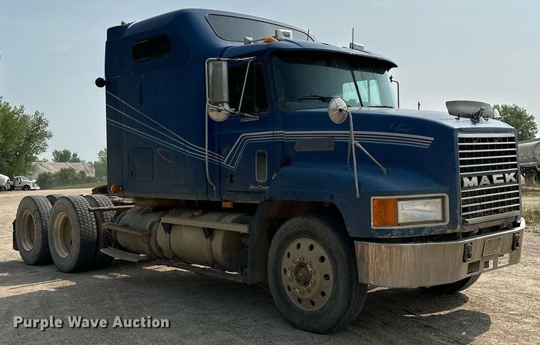 image for item MQ9359 2000 Mack CH613  semi truck