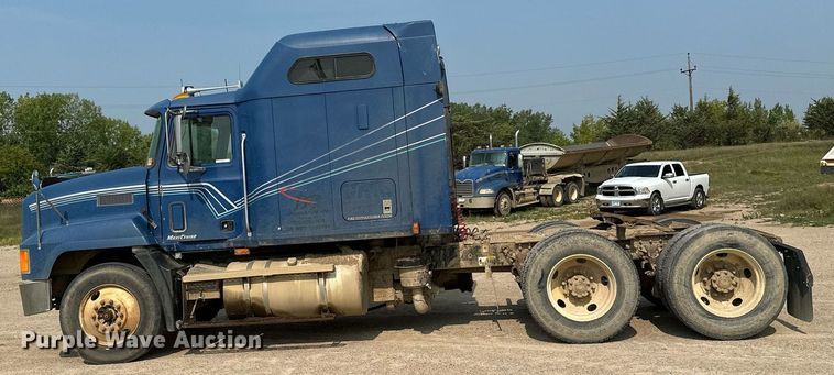 image for item MQ9359 2000 Mack CH613  semi truck