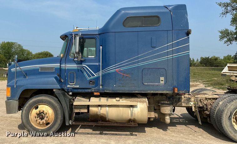 image for item MQ9359 2000 Mack CH613  semi truck