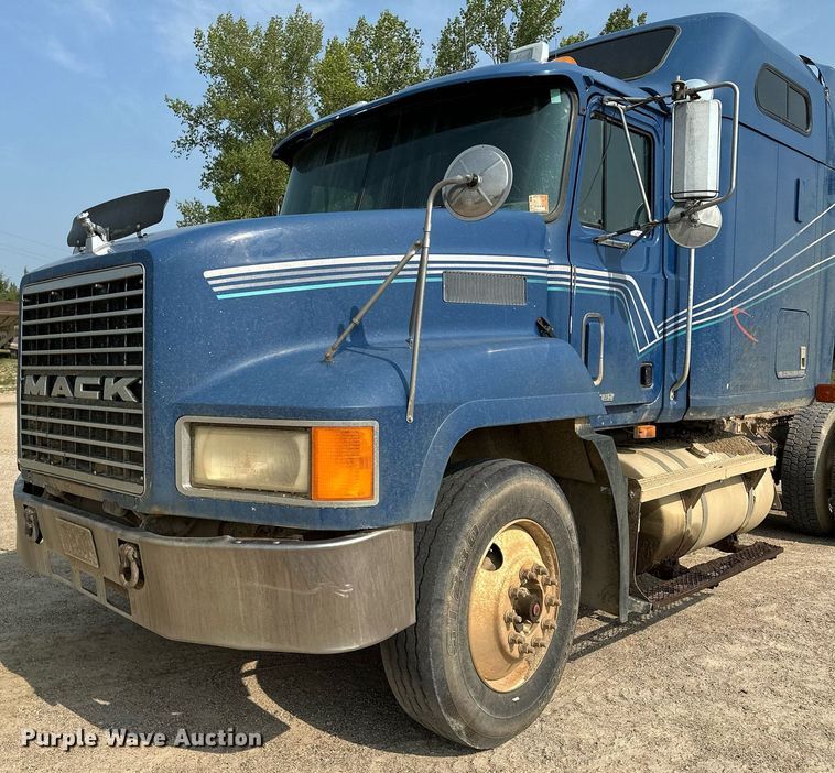 image for item MQ9359 2000 Mack CH613  semi truck