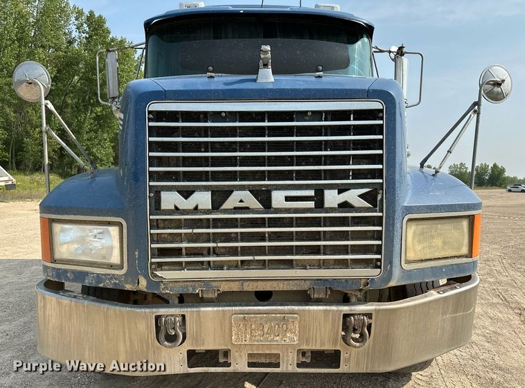 image for item MQ9359 2000 Mack CH613  semi truck