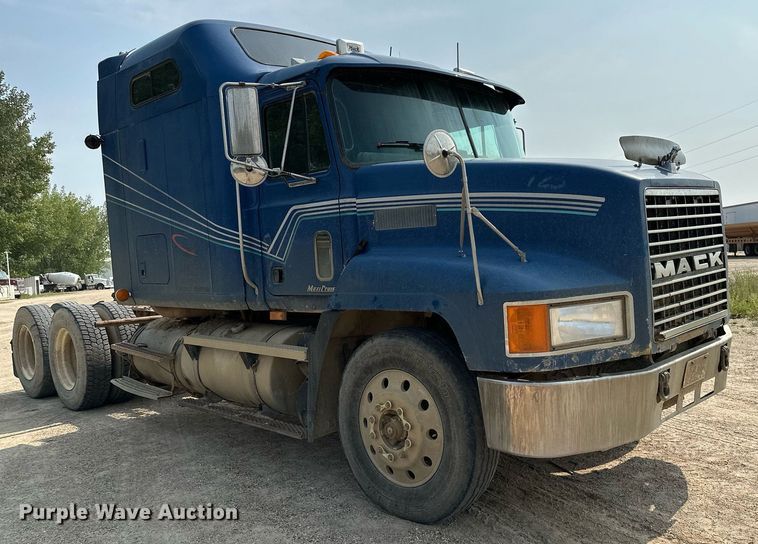 image for item MQ9359 2000 Mack CH613  semi truck
