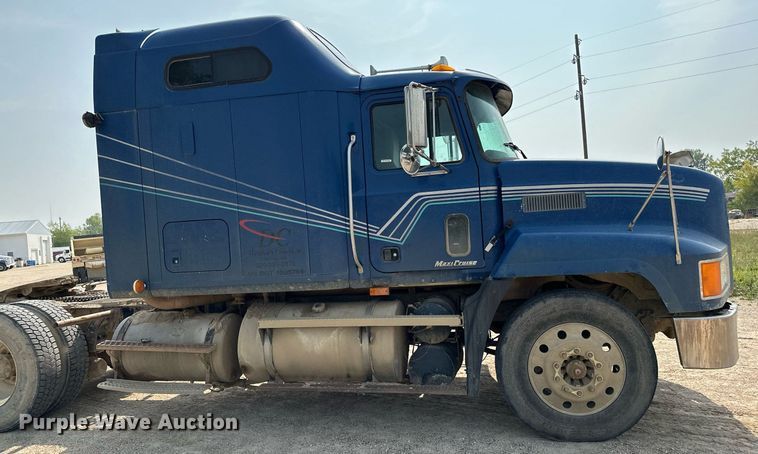 image for item MQ9359 2000 Mack CH613  semi truck