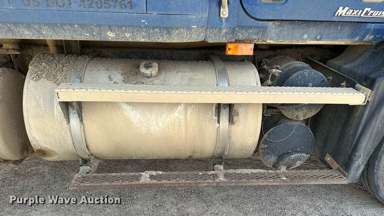 image for item MQ9359 2000 Mack CH613  semi truck