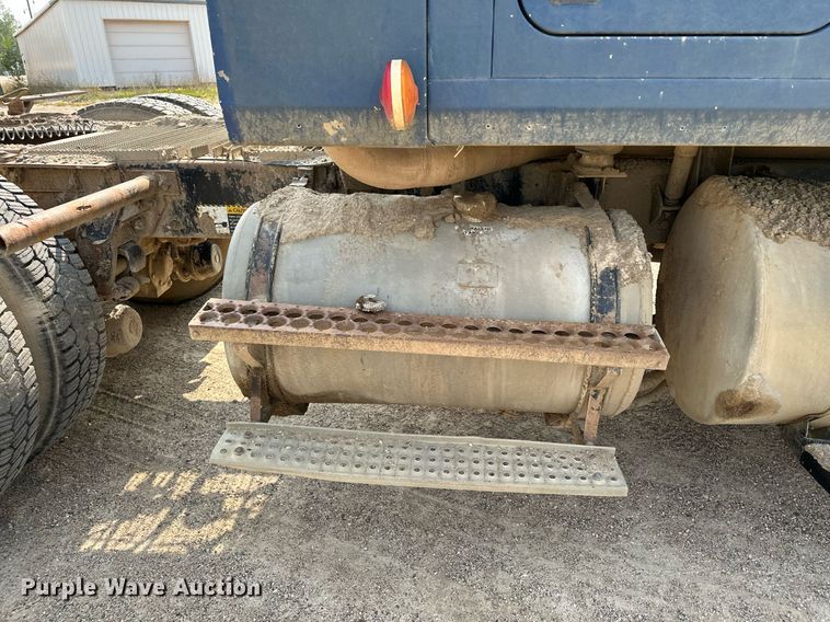 image for item MQ9359 2000 Mack CH613  semi truck