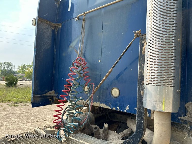 image for item MQ9359 2000 Mack CH613  semi truck