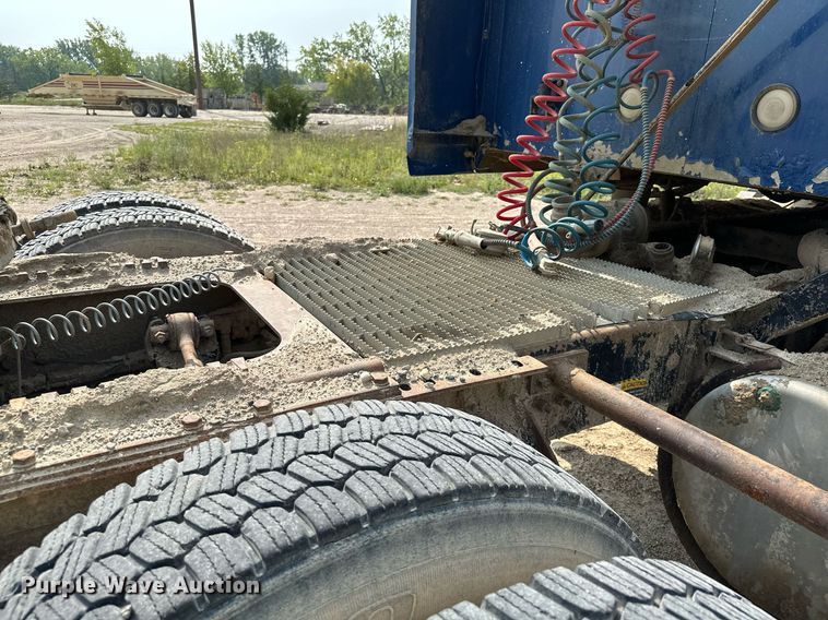 image for item MQ9359 2000 Mack CH613  semi truck