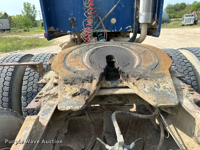 image for item MQ9359 2000 Mack CH613  semi truck