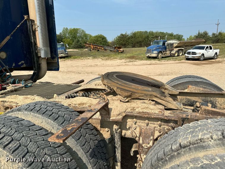 image for item MQ9359 2000 Mack CH613  semi truck