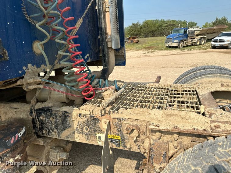 image for item MQ9359 2000 Mack CH613  semi truck