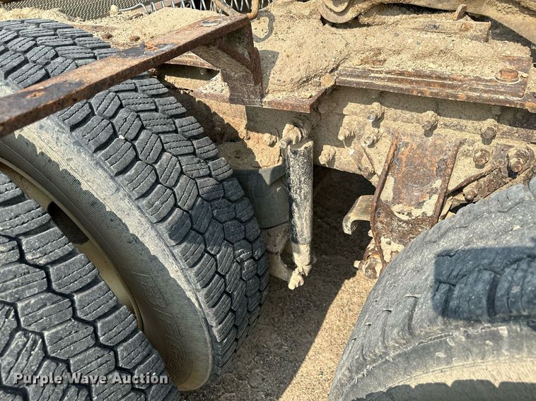 image for item MQ9359 2000 Mack CH613  semi truck