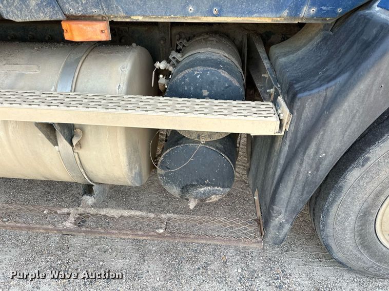 image for item MQ9359 2000 Mack CH613  semi truck