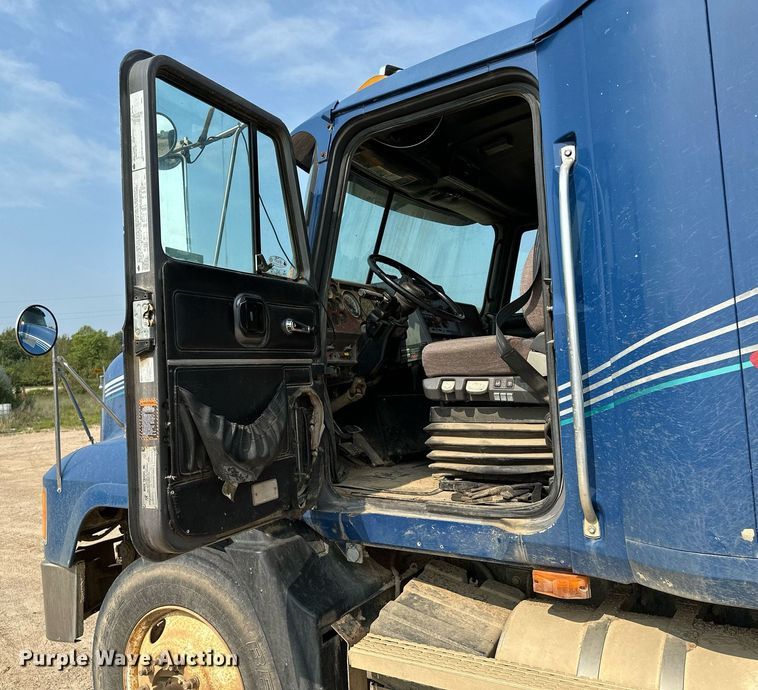 image for item MQ9359 2000 Mack CH613  semi truck