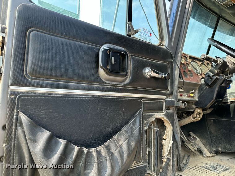 image for item MQ9359 2000 Mack CH613  semi truck